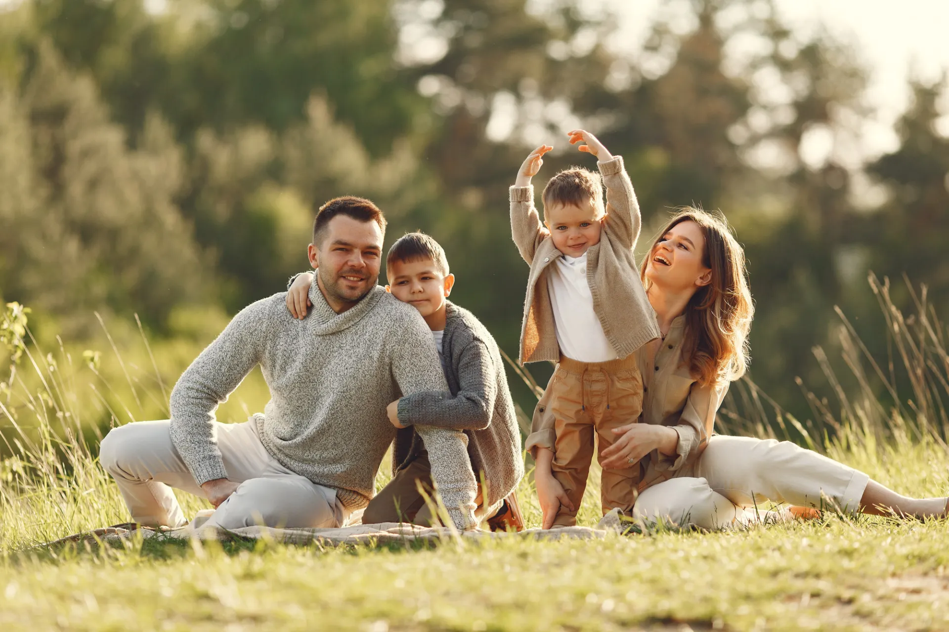 Una familia disfrutando de una tarde al aire libre